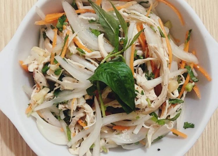Cách làm món nộm gà hành tây