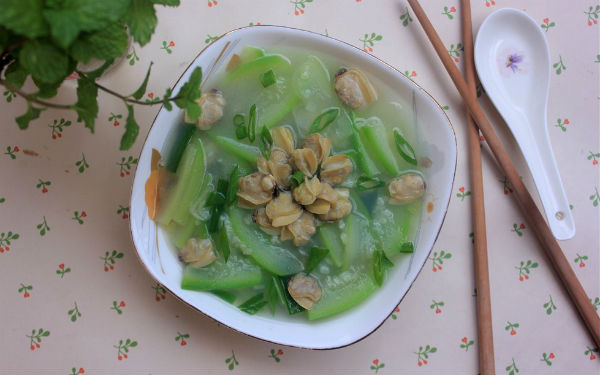 Canh bầu nấu ngao một trong các món canh ngon mùa hè dân dã