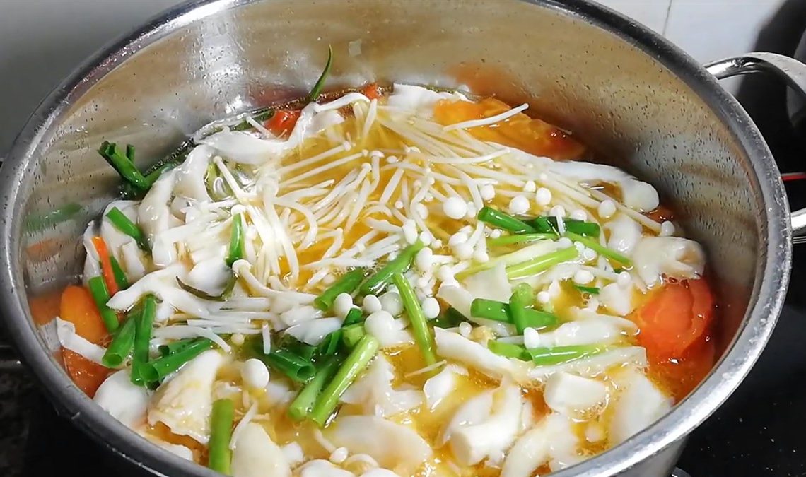 Canh nấm kim châm cà chua