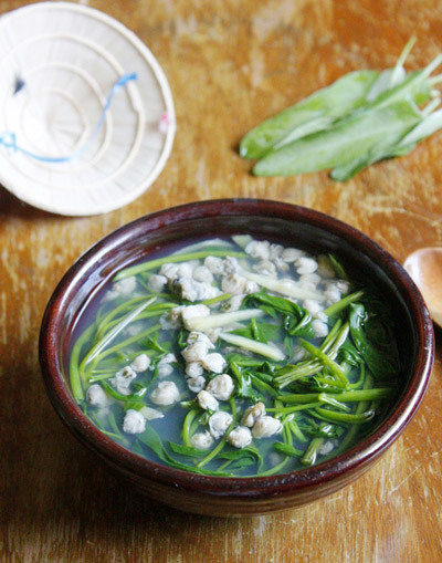 Canh hến nấu rau muống một trong các món canh ngon mùa hè dân dã