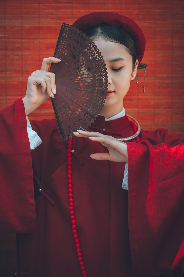 Áo dài đỏ đô cầm quạt màu gì?