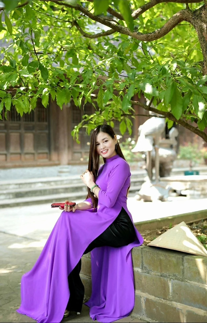 Áo dài tím hoa cà mặc quần màu đen