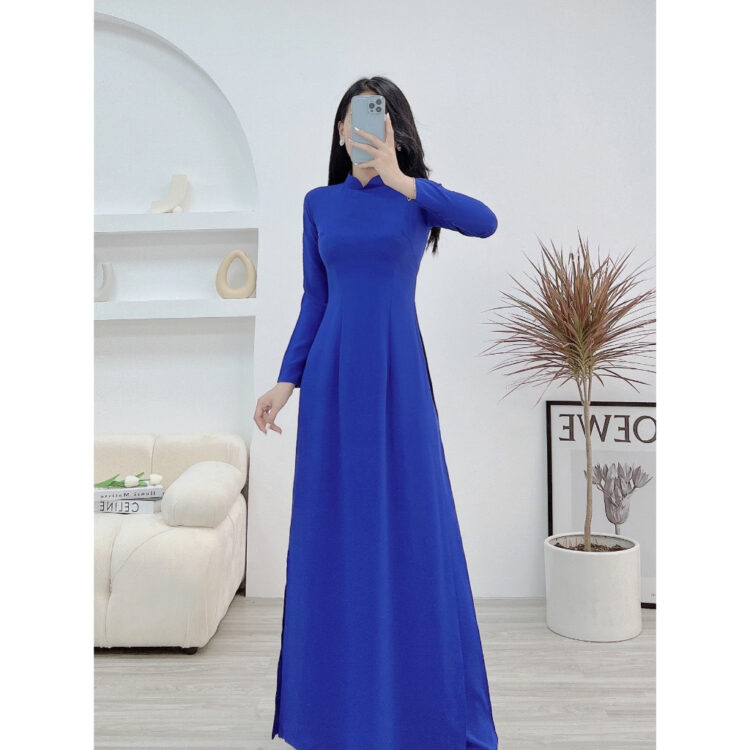 Áo dài xanh coban truyền thống
